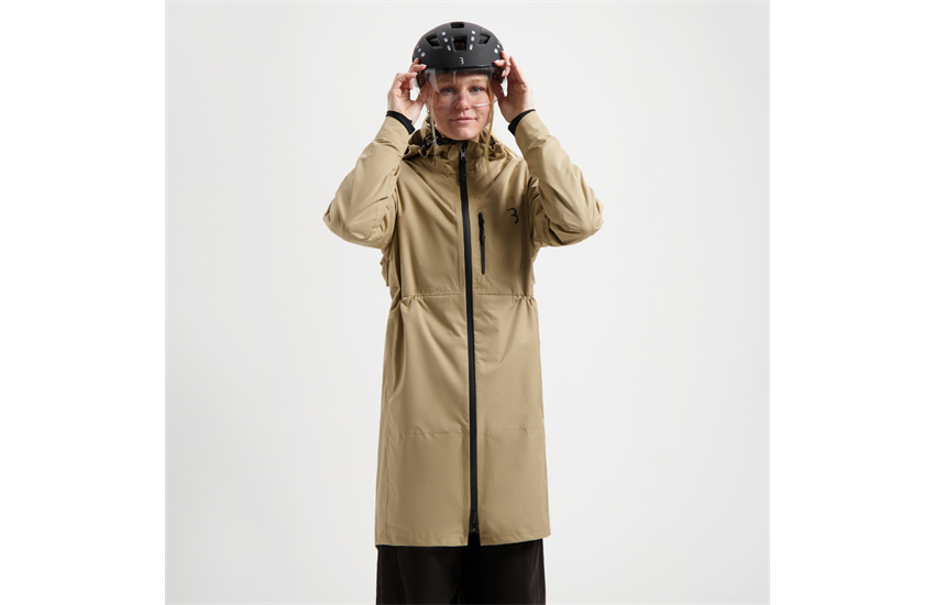 Large-BBW-471_Rainshield-Parka_camel_model_female11x