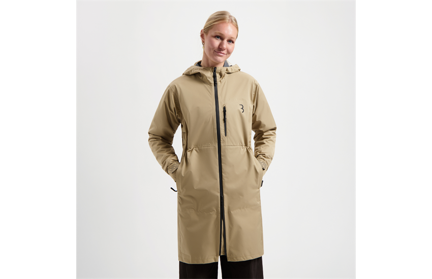 Large-BBW-471_Rainshield-Parka_camel_model_female13x