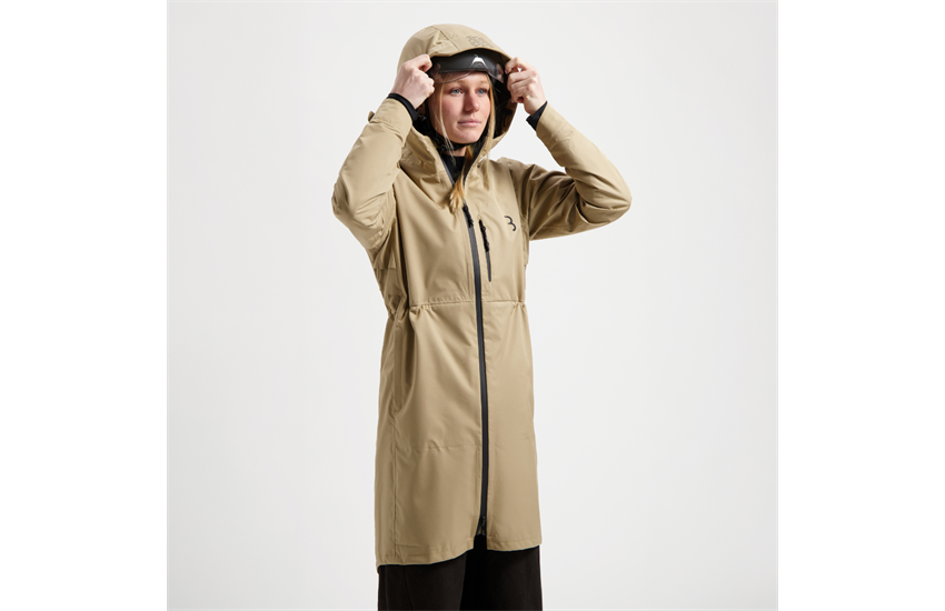 Large-BBW-471_Rainshield-Parka_camel_model_female2x